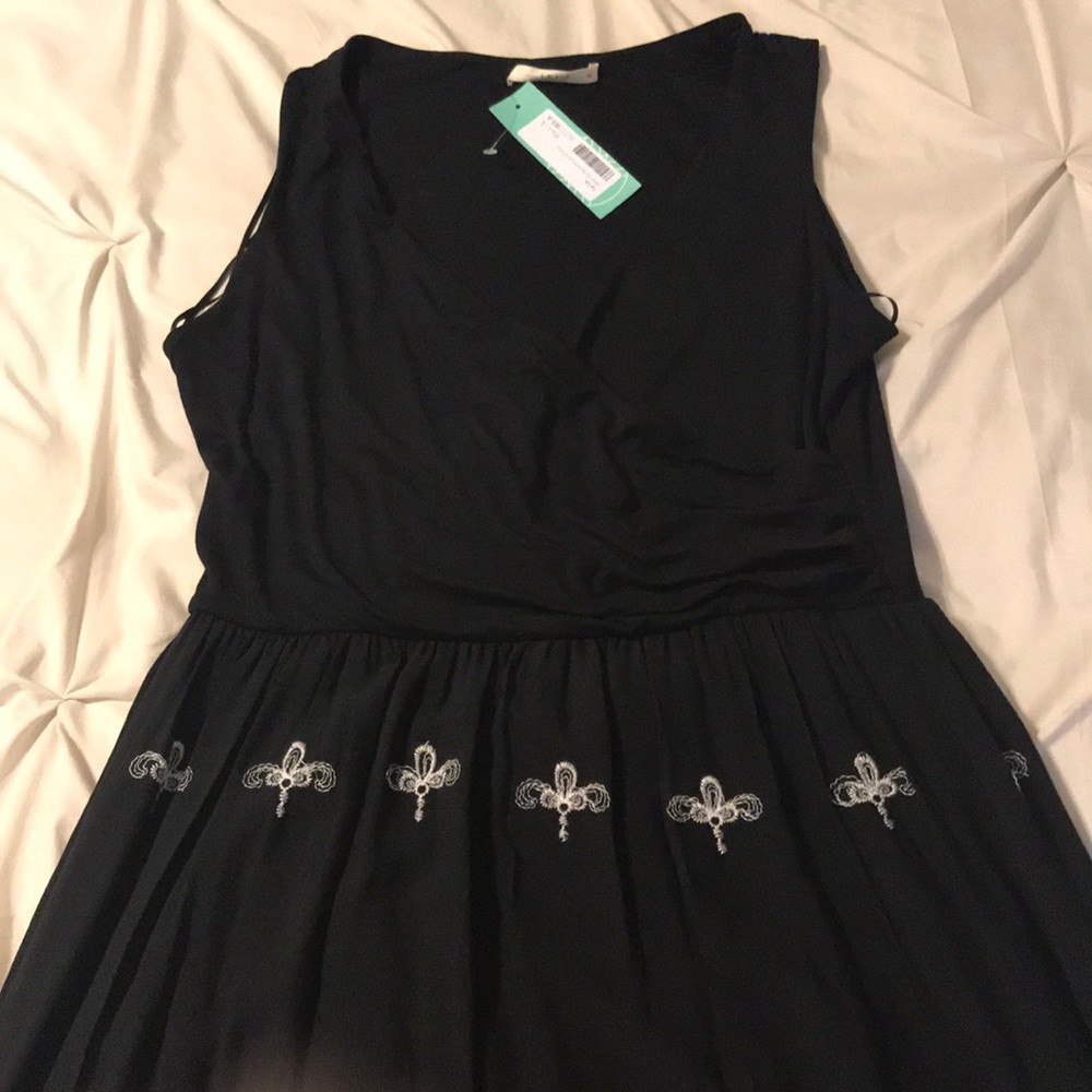 Black and white wrap top sleeveless dress